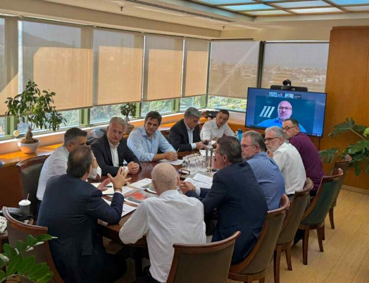 Ο Υπουργός Περιβάλλοντος και Ενέργειας, κ. Σταύρος Παπασταύρου συγκάλεσε σήμερα σύσκεψη εργασίας για την αποκατάσταση των πληγεισών περιοχών της Κορινθίας © ΥΠΕΝ
