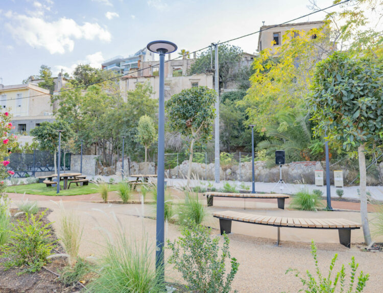 πρότυπο «πάρκο τσέπης» euPOLIS στην Ακτή Δηλαβέρη στη συμβολή με την οδό Φιλίππου, στο Μικρολίμανο από τον Δήμο Πειραιά © Δήμος Πειραιά