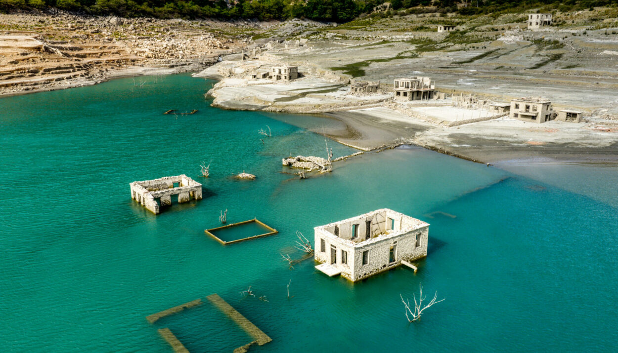 Το βυθισμένο χωριό Κάλλιο, λόγω της παρατεταμένης λειψυδρίας, αναδύθηκε από τα νερά της τεχνητής λίμνης του Μόρνου © ΑΝΤΩΝΗΣ ΝΙΚΟΛΟΠΟΥΛΟΣ / EUROKINISSI)