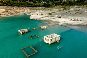 Το βυθισμένο χωριό Κάλλιο, λόγω της παρατεταμένης λειψυδρίας, αναδύθηκε από τα νερά της τεχνητής λίμνης του Μόρνου © ΑΝΤΩΝΗΣ ΝΙΚΟΛΟΠΟΥΛΟΣ / EUROKINISSI)