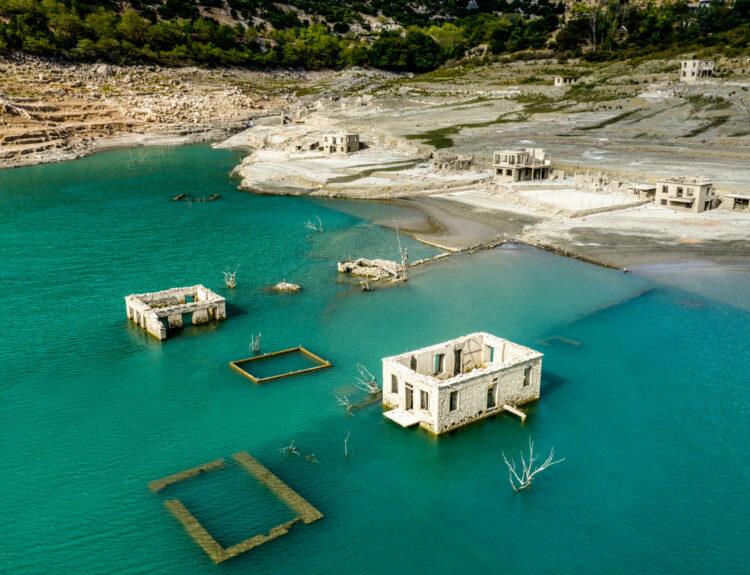 Το βυθισμένο χωριό Κάλλιο, λόγω της παρατεταμένης λειψυδρίας, αναδύθηκε από τα νερά της τεχνητής λίμνης του Μόρνου © ΑΝΤΩΝΗΣ ΝΙΚΟΛΟΠΟΥΛΟΣ / EUROKINISSI)