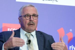 O Γιάννης Μανιάτης, πρώην υπουργός, μέλος του Ευρωπαϊκού Κοινοβουλίου, αντιπρόεδρος των Ευρωπαίων Σοσιαλιστών για τις διεθνείς σχέσεις, την άμυνα και την ενεργειακή ασφάλεια © ΑΠΕ-ΜΠΕ/ECONOMIST IMPACT/ΒΑΪΟΣ ΧΑΣΙΑΛΗΣ