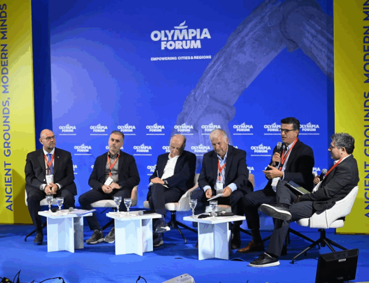 Νικόλαος Παπαευσταθίου, ΓΓ Πολιτικής Προστασίας, Υπουργείο Κλιματικής Κρίσης & Πολιτικής Προστασίας - Πέτρος Καμπούρης, ΓΓ Αποκατάστασης Φυσικών Καταστροφών και Κρατικής Αρωγής, Υπουργείο Κλιματικής Κρίσης & Πολιτικής Προστασίας - Ιωάννης Ανδρουλάκης, Πρόεδρος, Πράσινο Ταμείο - Βλάσσης Σιώμος, Πρόεδρος Επιτροπής Πολιτικής Προστασίας ΚΕΔΕ - Ιωάννης Λέντζας, Δήμαρχος, Δήμος Ανδραβίδας-Κυλλήνης - Άγγελος Χασιώτης, Μηχανολόγος & Αεροναυπηγός Μηχανικός, Υπ.Δρ. ΕΚΠΑ © ΔΤ