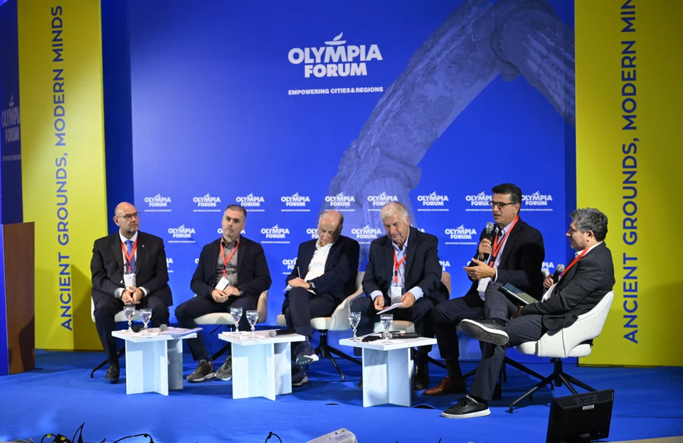 Νικόλαος Παπαευσταθίου, ΓΓ Πολιτικής Προστασίας, Υπουργείο Κλιματικής Κρίσης & Πολιτικής Προστασίας - Πέτρος Καμπούρης, ΓΓ Αποκατάστασης Φυσικών Καταστροφών και Κρατικής Αρωγής, Υπουργείο Κλιματικής Κρίσης & Πολιτικής Προστασίας - Ιωάννης Ανδρουλάκης, Πρόεδρος, Πράσινο Ταμείο - Βλάσσης Σιώμος, Πρόεδρος Επιτροπής Πολιτικής Προστασίας ΚΕΔΕ - Ιωάννης Λέντζας, Δήμαρχος, Δήμος Ανδραβίδας-Κυλλήνης - Άγγελος Χασιώτης, Μηχανολόγος & Αεροναυπηγός Μηχανικός, Υπ.Δρ. ΕΚΠΑ © ΔΤ