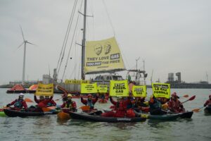H δράση της Greenpeace στο Βέλγιο έκανε δύο τάνκερ μεταφοράς υγροποιημένου αερίου να αλλάξουν πορεία © Greenpeace