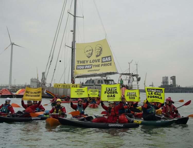 H δράση της Greenpeace στο Βέλγιο έκανε δύο τάνκερ μεταφοράς υγροποιημένου αερίου να αλλάξουν πορεία © Greenpeace
