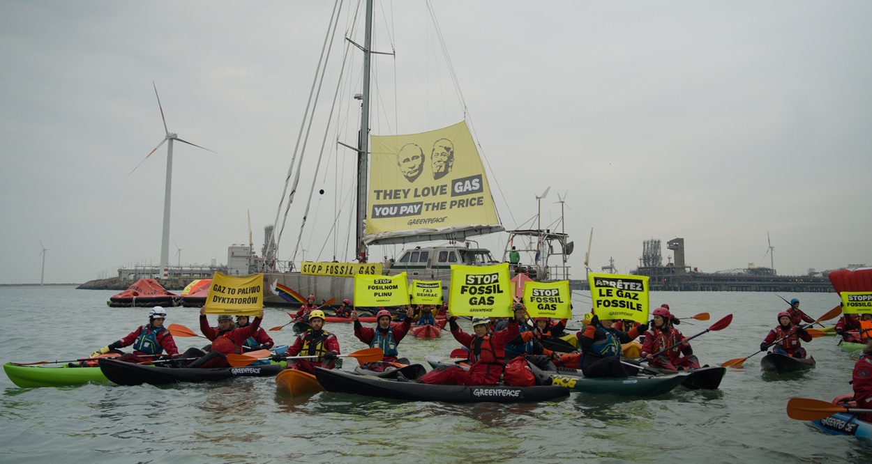 H δράση της Greenpeace στο Βέλγιο έκανε δύο τάνκερ μεταφοράς υγροποιημένου αερίου να αλλάξουν πορεία © Greenpeace