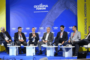 Δημήτρης Καφαντάρης, Γενικός Γραμματέας της ΚΕΔΕ - Ιωάννης Μαλτέζος, Δήμαρχος Άργους - Μυκηνών - Σπύρος Σταματόπουλος, Δήμαρχος Σικυωνίων - Θεόδωρος Μπαρής, Δήμαρχος Ερυμάνθου - Σπύρος Τζινιέρης, Αντιπεριφερειάρχης Χωρικού Σχεδιασμού και Διαχείρισης Ακίνητης Περιουσίας, Περιφέρεια Πελοποννήσου - Παναγιώτης Νικολόπουλος, Τεχνικός Διευθυντής ΔΕΥΑ Αιγιαλείας - Άγγελος Χασιώτης, Μηχανολόγος & Αεροναυπηγός Μηχανικός, Υπ.Δρ. ΕΚΠΑ © ΔΤ