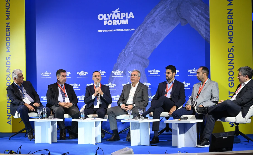 Δημήτρης Καφαντάρης, Γενικός Γραμματέας της ΚΕΔΕ - Ιωάννης Μαλτέζος, Δήμαρχος Άργους - Μυκηνών - Σπύρος Σταματόπουλος, Δήμαρχος Σικυωνίων - Θεόδωρος Μπαρής, Δήμαρχος Ερυμάνθου - Σπύρος Τζινιέρης, Αντιπεριφερειάρχης Χωρικού Σχεδιασμού και Διαχείρισης Ακίνητης Περιουσίας, Περιφέρεια Πελοποννήσου - Παναγιώτης Νικολόπουλος, Τεχνικός Διευθυντής ΔΕΥΑ Αιγιαλείας - Άγγελος Χασιώτης, Μηχανολόγος & Αεροναυπηγός Μηχανικός, Υπ.Δρ. ΕΚΠΑ © ΔΤ