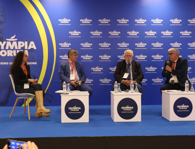 H Πηγή Γιακουμέλου (Α), Δημοσιογράφος, Εφημερίδα “Πατρίς”, ο Εμμανουήλ Γραφάκος (2Α), Γενικός Γραμματέας Συντονισμού Διαχείρισης Αποβλήτων, ΥΠΕΝ, ο Χρήστος Χριστοδουλόπουλος, Δήμαρχος Ήλιδας, Πρόεδρος ΦΟΔΣΑ Ηλείας (2Δ) και ο Νίκος Γεωργάκος (Δ), Δήμαρχος Πρέβεζας, Πρόεδρος ΦΟΔΣΑ Ηπείρου συμμετέχουν σε πάνελ κατά τη διάρκεια των εργασιών του Olympia Forum VI, που πραγματοποιείται στην Αρχαία Ολυμπία, την Τετάρτη 8 Οκτωβρίου 2025. Το Olympia Forum VI, με κεντρικές θεματικές τις Βιώσιμες Πόλεις, τις Δυναμικές Περιφέρειες και τις Κοινωνίες με Ανθεκτικότητα, πραγματοποιείται από τις 07 – 09 Οκτωβρίου στην Αρχαία Ολυμπία. © ΑΠΕ-ΜΠΕ/OLYMPIA FORUM VI /ΜΕΝΕΛΑΟΣ ΜΙΧΑΛΑΤΟΣ