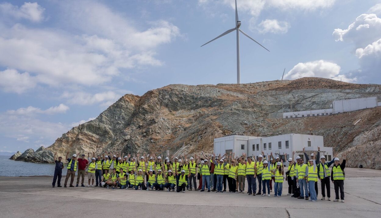 Υποψήφιοι διδάκτορες από πανεπιστήμια όλης της Ευρώπης επισκέπτονται το αιολικό πάρκο Αγίου Γεωργίου, στο πλαίσιο του 21ου Σεμιναρίου της EAWE © linkedin/terna-energy