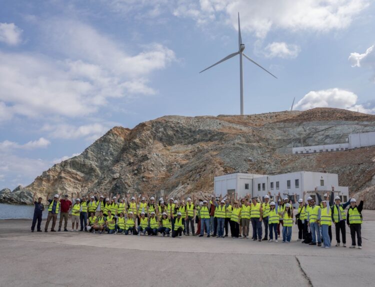 Υποψήφιοι διδάκτορες από πανεπιστήμια όλης της Ευρώπης επισκέπτονται το αιολικό πάρκο Αγίου Γεωργίου, στο πλαίσιο του 21ου Σεμιναρίου της EAWE © linkedin/terna-energy