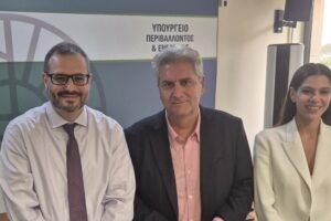 Ο Πρόεδρος της Ενεργειακής Κοινότητας Πολιτών της Περιφέρειας Θεσσαλίας - Αντιπεριφερειάρχης Ψηφιακής Διακυβέρνησης και Εξυπηρέτησης Πολιτών Γιάννης Αναστασίου και ο Νίκος Τσάφος και η Δέσποινα Παληαρούτα © Περιφέρεια Θεσσαλίας