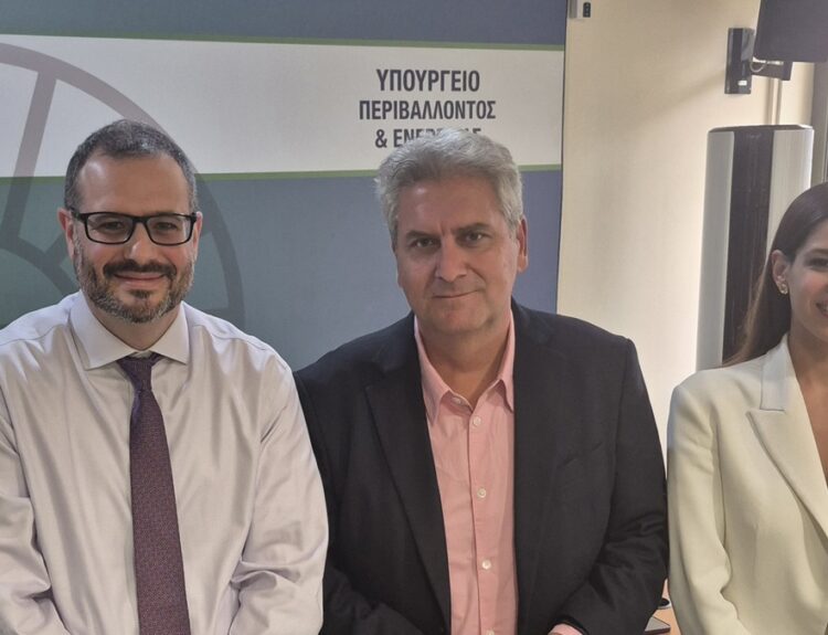 Ο Πρόεδρος της Ενεργειακής Κοινότητας Πολιτών της Περιφέρειας Θεσσαλίας - Αντιπεριφερειάρχης Ψηφιακής Διακυβέρνησης και Εξυπηρέτησης Πολιτών Γιάννης Αναστασίου και ο Νίκος Τσάφος και η Δέσποινα Παληαρούτα © Περιφέρεια Θεσσαλίας
