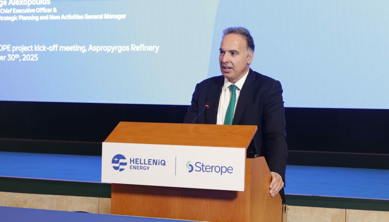 Ο Αναπληρωτής Διευθύνων Σύμβουλος και Γενικός Διευθυντής Στρατηγικού Σχεδιασμού της HELLENiQ ENERGY κ. Γιώργος Αλεξόπουλος, κατά την ομιλία του στα μέλη των ευρωπαϊκών φορέων έρευνας και βιομηχανίας από συνολικά 8 χώρες, που συμπράττουν για την υλοποίηση του έργου