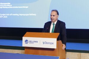 Ο Αναπληρωτής Διευθύνων Σύμβουλος και Γενικός Διευθυντής Στρατηγικού Σχεδιασμού της HELLENiQ ENERGY κ. Γιώργος Αλεξόπουλος, κατά την ομιλία του στα μέλη των ευρωπαϊκών φορέων έρευνας και βιομηχανίας από συνολικά 8 χώρες, που συμπράττουν για την υλοποίηση του έργου