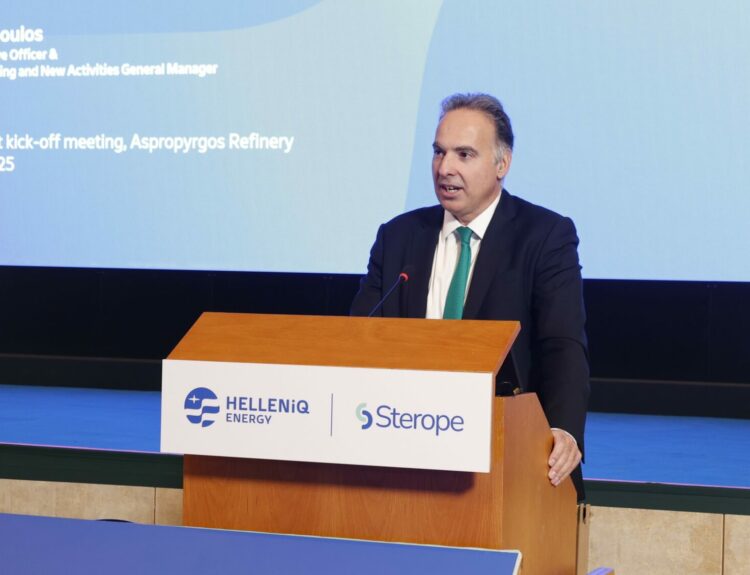 Ο Αναπληρωτής Διευθύνων Σύμβουλος και Γενικός Διευθυντής Στρατηγικού Σχεδιασμού της HELLENiQ ENERGY κ. Γιώργος Αλεξόπουλος, κατά την ομιλία του στα μέλη των ευρωπαϊκών φορέων έρευνας και βιομηχανίας από συνολικά 8 χώρες, που συμπράττουν για την υλοποίηση του έργου