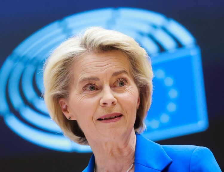 ΟΥΡΣΟΥΛΑ ΦΟΝ ΝΤΕΡ ΛΑΙΕΝ