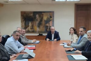 Εκπρόσωποι των φορέων στις οδικές μεταφορές ΠΕΕΔ, ΠΣΕΕΟΜ και ΟΦΑΕ, κατά την πρόσφατη συνάντησή τους με τον Υπουργό Ανάπτυξης, κ. Τάκη Θεοδωρικάκο © Υπουργείο Ανάπτυξης