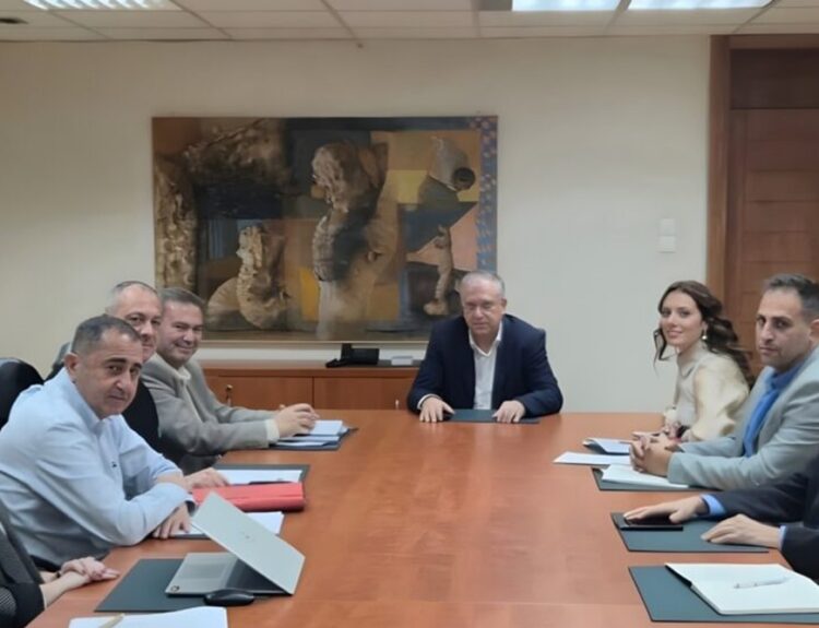 Εκπρόσωποι των φορέων στις οδικές μεταφορές ΠΕΕΔ, ΠΣΕΕΟΜ και ΟΦΑΕ, κατά την πρόσφατη συνάντησή τους με τον Υπουργό Ανάπτυξης, κ. Τάκη Θεοδωρικάκο © Υπουργείο Ανάπτυξης