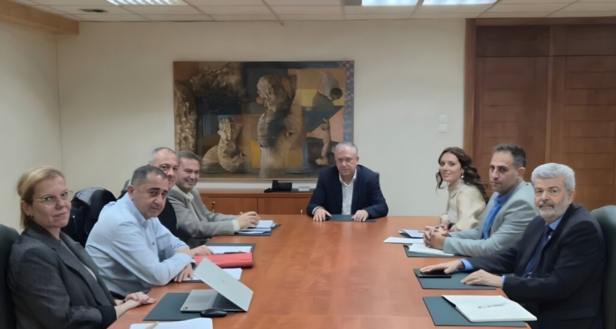 Εκπρόσωποι των φορέων στις οδικές μεταφορές ΠΕΕΔ, ΠΣΕΕΟΜ και ΟΦΑΕ, κατά την πρόσφατη συνάντησή τους με τον Υπουργό Ανάπτυξης, κ. Τάκη Θεοδωρικάκο © Υπουργείο Ανάπτυξης