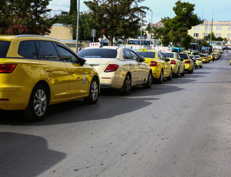 ΣΥΝΕΧΙΖΕΤΑΙ Η ΑΠΕΡΓΙΑ ΤΩΝ ΤΑΞΙ