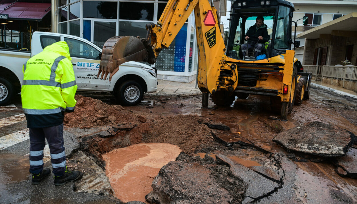 ΜΑΝΔΡΑ, ΠΛΗΜΜΥΡΕΣ