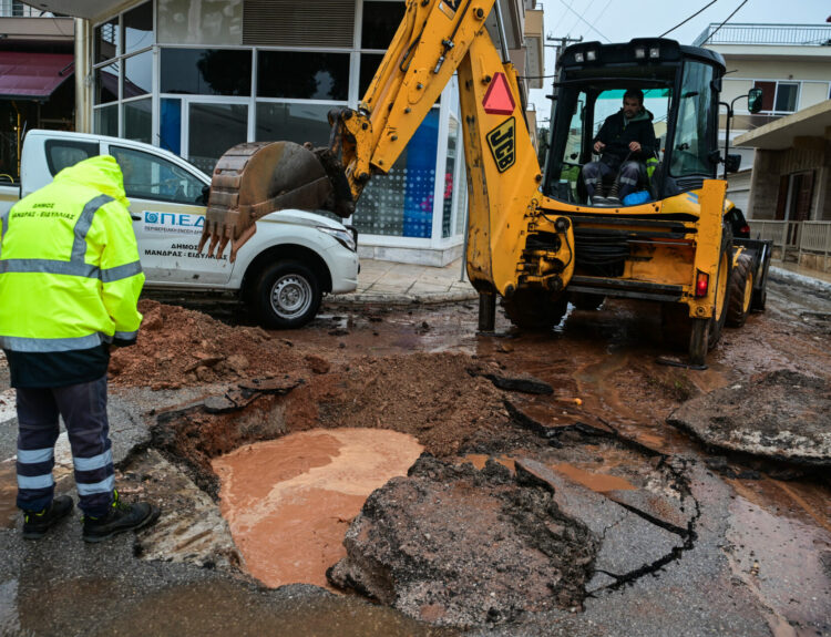 ΜΑΝΔΡΑ, ΠΛΗΜΜΥΡΕΣ
