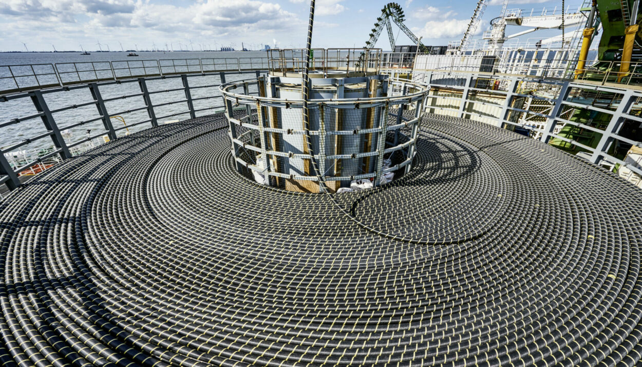 Υποβρύχια διασύνδεση HVDC 320 kV της Prysmian που συνδέει το υπεράκτιο αιολικό πάρκο Borkum Riffgrund 3 με τον μετατροπέα Emden/East στη Γερμανία © Prysmian