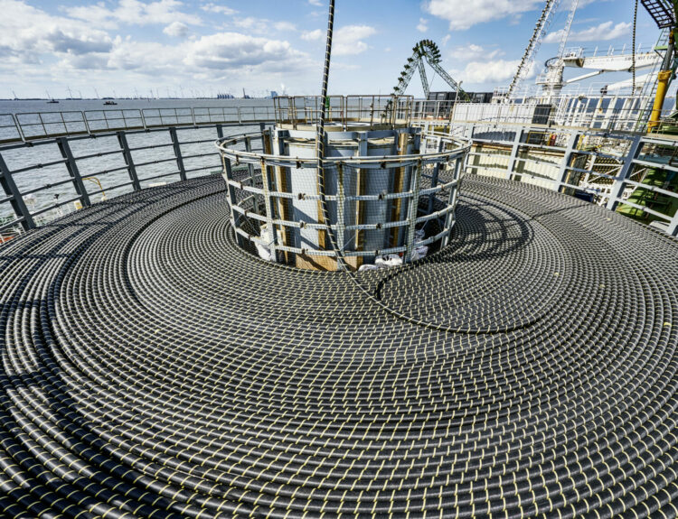 Υποβρύχια διασύνδεση HVDC 320 kV της Prysmian που συνδέει το υπεράκτιο αιολικό πάρκο Borkum Riffgrund 3 με τον μετατροπέα Emden/East στη Γερμανία © Prysmian