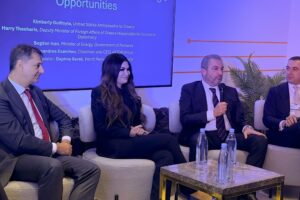 Ο Αλέξανδρος Εξάρχου, ο Υφυπουργός Εξωτερικών κ. Χάρης Θεοχάρης, ο Υπουργός Ενέργειας της Ρουμανίας, κ. Bogdan Ivan και η Πρέσβης των ΗΠΑ στην Αθήνα, κυρία Kimberly Guilfoyle, υπό τον συντονισμό της δημοσιογράφου, κυρίας Daphne Barak © ΔΤ