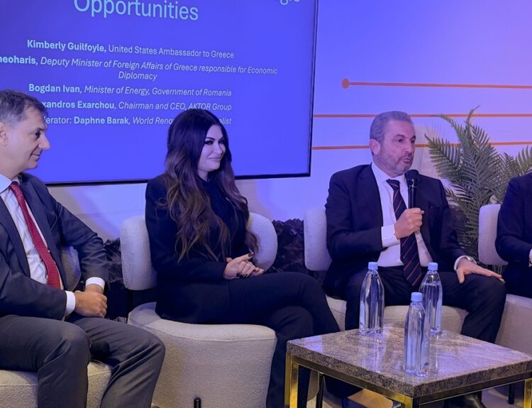 Ο Αλέξανδρος Εξάρχου, ο Υφυπουργός Εξωτερικών κ. Χάρης Θεοχάρης, ο Υπουργός Ενέργειας της Ρουμανίας, κ. Bogdan Ivan και η Πρέσβης των ΗΠΑ στην Αθήνα, κυρία Kimberly Guilfoyle, υπό τον συντονισμό της δημοσιογράφου, κυρίας Daphne Barak © ΔΤ