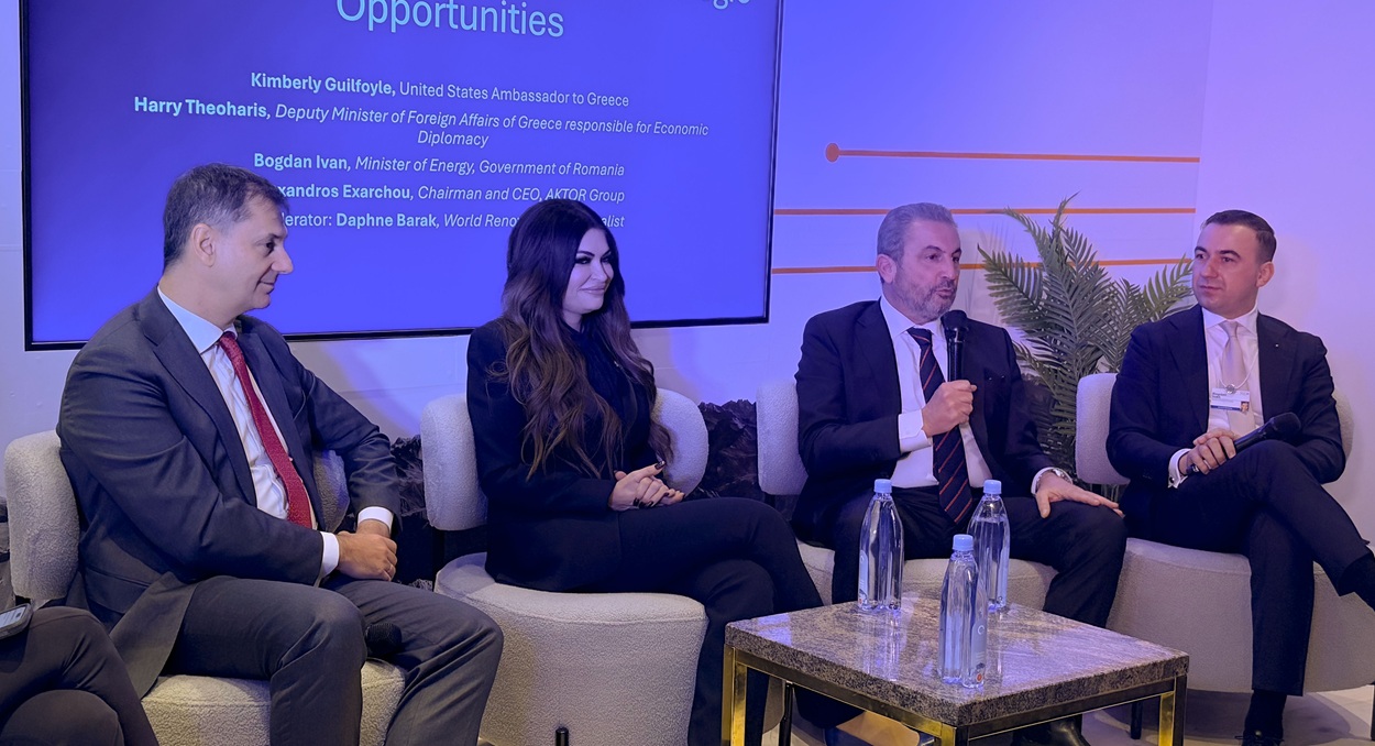 Ο Αλέξανδρος Εξάρχου, ο Υφυπουργός Εξωτερικών κ. Χάρης Θεοχάρης, ο Υπουργός Ενέργειας της Ρουμανίας, κ. Bogdan Ivan και η Πρέσβης των ΗΠΑ στην Αθήνα, κυρία Kimberly Guilfoyle, υπό τον συντονισμό της δημοσιογράφου, κυρίας Daphne Barak © ΔΤ