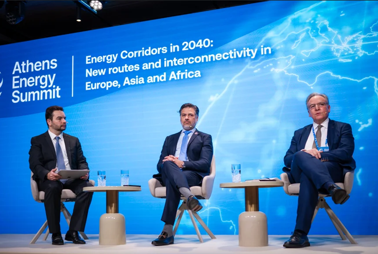 Από αριστερά: Δημήτρης Πεφάνης, Διευθυντής CNN Greece - Joshua Volz, Special Envoy for Global Energy Integration - Αλέξης Κωνσταντόπουλος, Ειδικός Απεσταλμένος για τον Οικονομικό Διάδρομο Ινδίας–Μέσης Ανατολής–Ευρώπης (IMEC) του Υπουργείου Εξωτερικών © ΔΤ/Aphroditi Houlaki