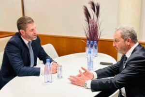 ΕΞΑΡΧΟΥ ΚΑΙ ΤΡΑΜΠ