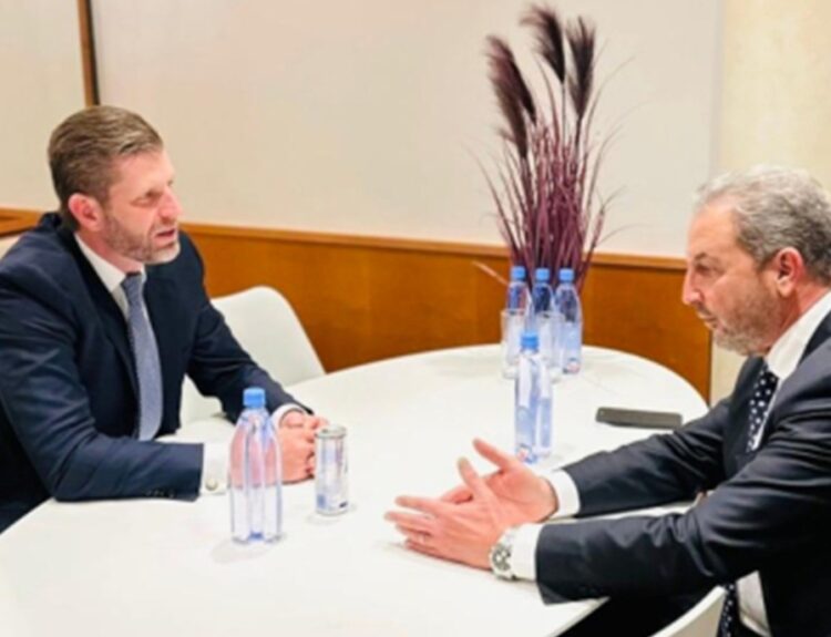 ΕΞΑΡΧΟΥ ΚΑΙ ΤΡΑΜΠ