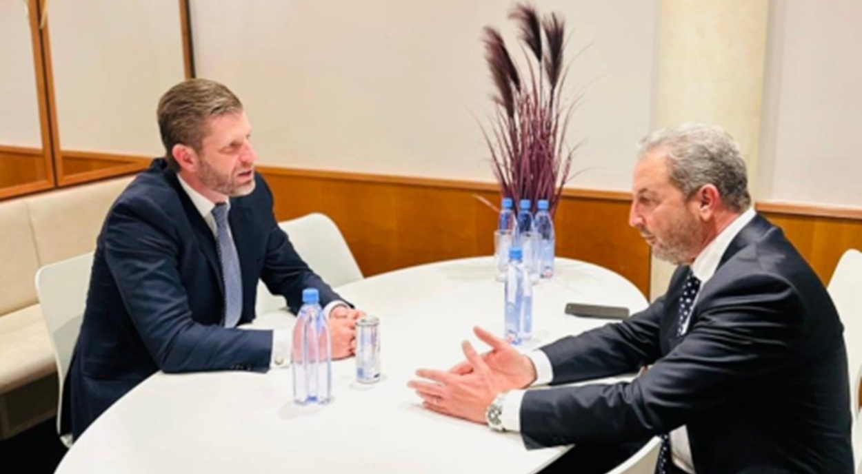 ΕΞΑΡΧΟΥ ΚΑΙ ΤΡΑΜΠ