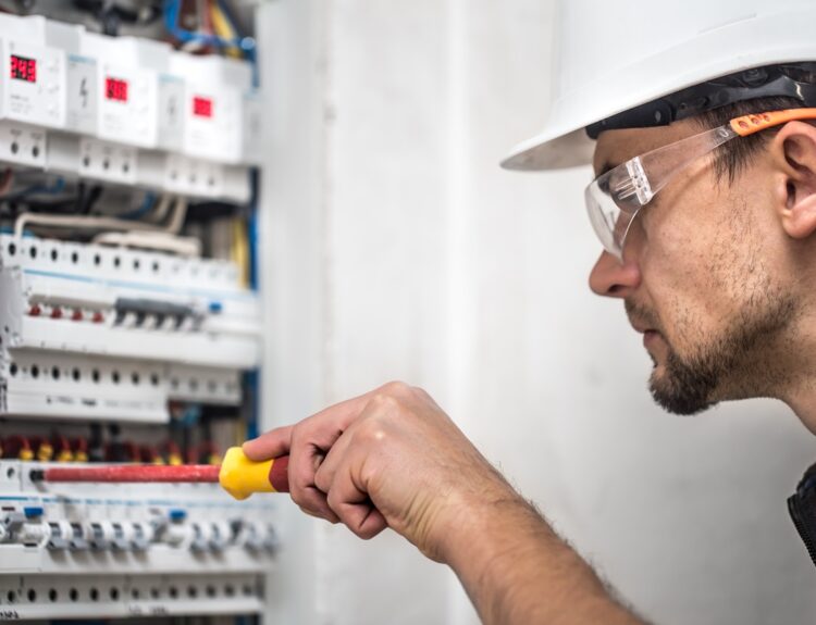 ΗΛΕΚΤΡΟΛΟΓΟΣ, ΑΣΦΑΛΕΙΑ