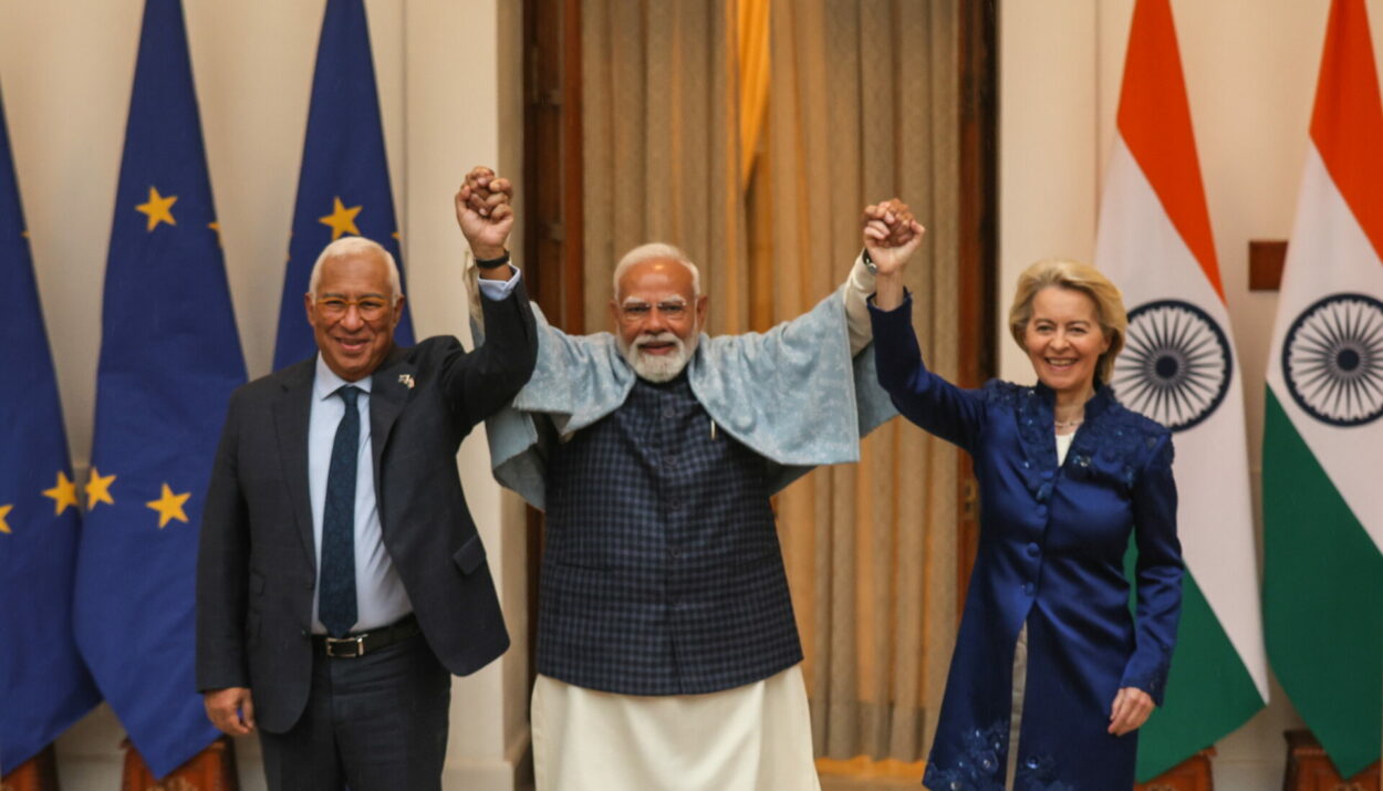 Η Πρόεδρος της Ευρωπαϊκής Επιτροπής Ούρσουλα φον ντερ Λάιεν και ο Πρόεδρος του Ευρωπαϊκού Συμβουλίου Αντόνιο Λουίς Σάντος ντα Κόστα (αριστερά) σφίγγουν το χέρι του Ινδού Πρωθυπουργού Ναρέντρα Μόντι πριν από τη συνάντηση στο Hyderabad House στο Νέα Δελχί © EPA/RAJAT GUPTA