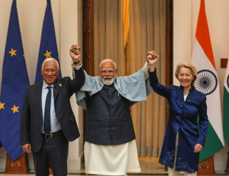 Η Πρόεδρος της Ευρωπαϊκής Επιτροπής Ούρσουλα φον ντερ Λάιεν και ο Πρόεδρος του Ευρωπαϊκού Συμβουλίου Αντόνιο Λουίς Σάντος ντα Κόστα (αριστερά) σφίγγουν το χέρι του Ινδού Πρωθυπουργού Ναρέντρα Μόντι πριν από τη συνάντηση στο Hyderabad House στο Νέα Δελχί © EPA/RAJAT GUPTA