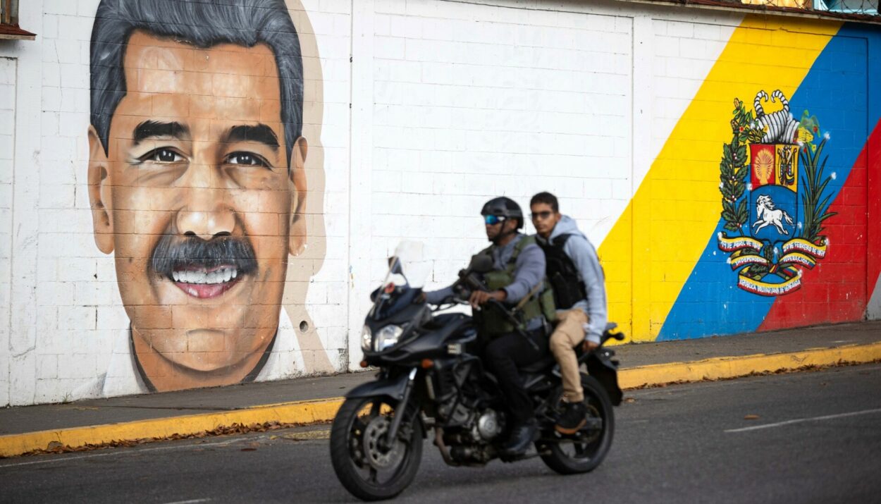 Mural για τον πρόεδρο της Βενεζουέλας, Νικολάς Μαδούρο, στο Καράκας © EPA/RONALD PENA R