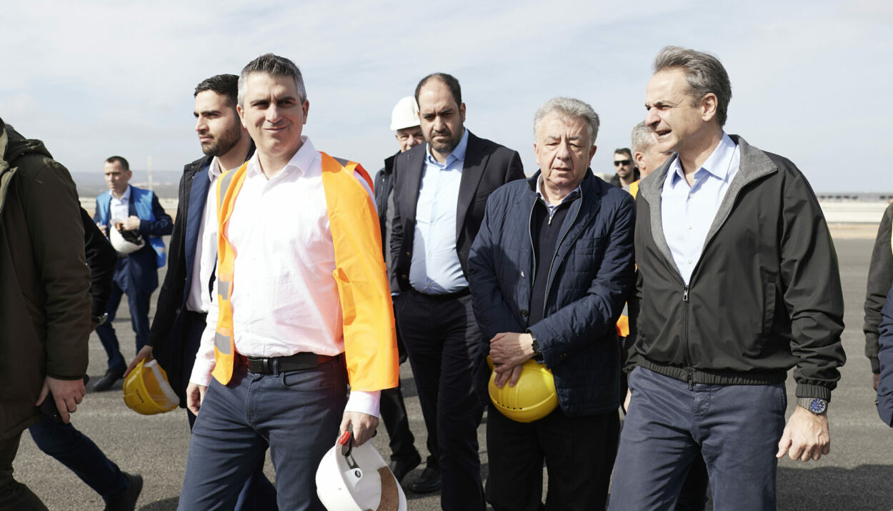 Κυριάκος Μητσοτάκης και Χρίστος Δήμας συνομιλούν κατά την παρουσία τους στον νέο Αερολιμένα στο Καστέλλι Ηρακλείου © ΓΡΑΦΕΙΟ ΤΥΠΟΥ ΠΡΩΘΥΠΟΥΡΓΟΥ ΔΗΜΗΤΡΗΣ ΠΑΠΑΜΗΤΣΟΣ /EUROKINISSI