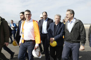 Κυριάκος Μητσοτάκης και Χρίστος Δήμας συνομιλούν κατά την παρουσία τους στον νέο Αερολιμένα στο Καστέλλι Ηρακλείου © ΓΡΑΦΕΙΟ ΤΥΠΟΥ ΠΡΩΘΥΠΟΥΡΓΟΥ ΔΗΜΗΤΡΗΣ ΠΑΠΑΜΗΤΣΟΣ /EUROKINISSI