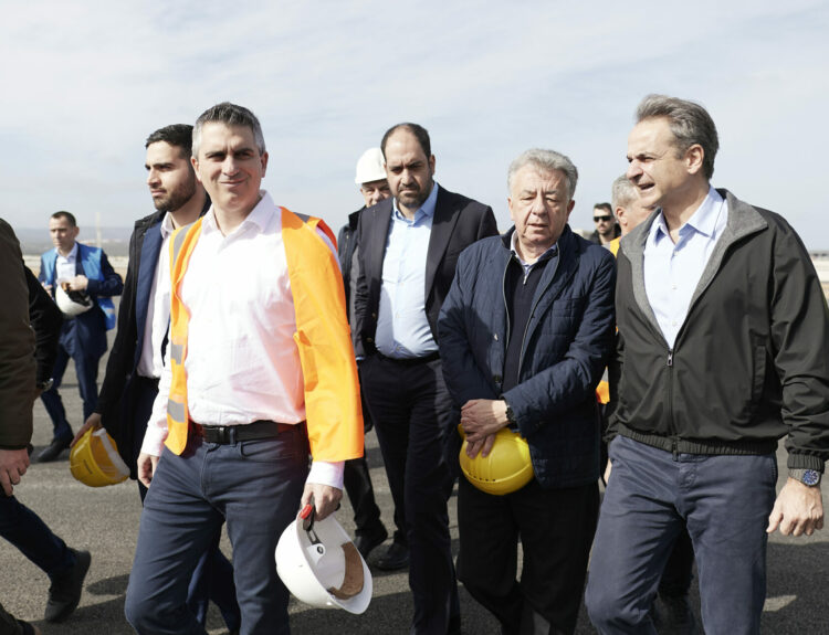 Κυριάκος Μητσοτάκης και Χρίστος Δήμας συνομιλούν κατά την παρουσία τους στον νέο Αερολιμένα στο Καστέλλι Ηρακλείου © ΓΡΑΦΕΙΟ ΤΥΠΟΥ ΠΡΩΘΥΠΟΥΡΓΟΥ ΔΗΜΗΤΡΗΣ ΠΑΠΑΜΗΤΣΟΣ /EUROKINISSI