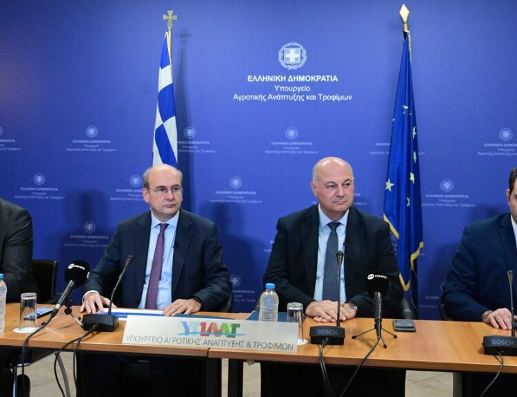 Ανακοίνωση των μέτρων της κυβέρνησης για τους αγρότες από Κωστή Χατζηδάκη, Κώστα Τσιάρα, Δημήτρη Παπαστεργίου και Θάνο Πετραλιά © Eurokinissi