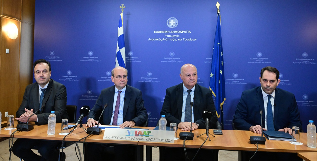 Ανακοίνωση των μέτρων της κυβέρνησης για τους αγρότες από Κωστή Χατζηδάκη, Κώστα Τσιάρα, Δημήτρη Παπαστεργίου και Θάνο Πετραλιά © Eurokinissi