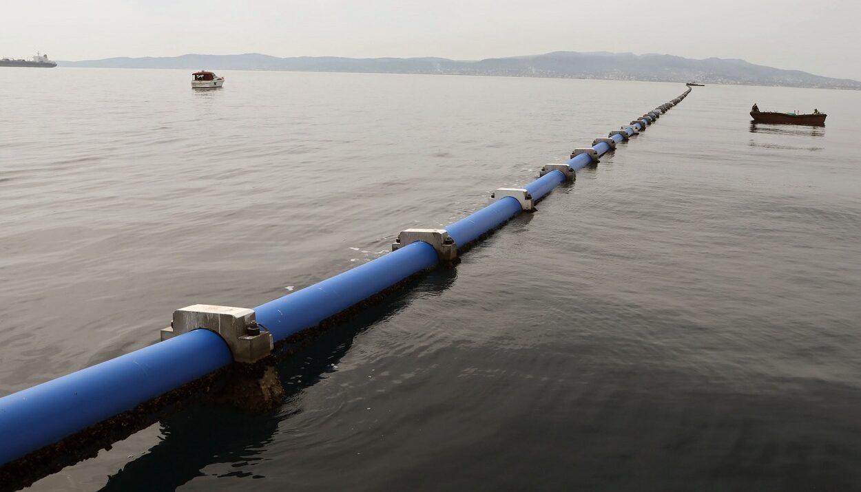 Εργασίες πόντισης του υποθαλάσσιου αγωγού ύδρευσης στην Αίγινα © intime