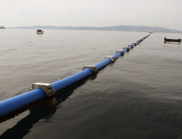 Εργασίες πόντισης του υποθαλάσσιου αγωγού ύδρευσης στην Αίγινα © intime