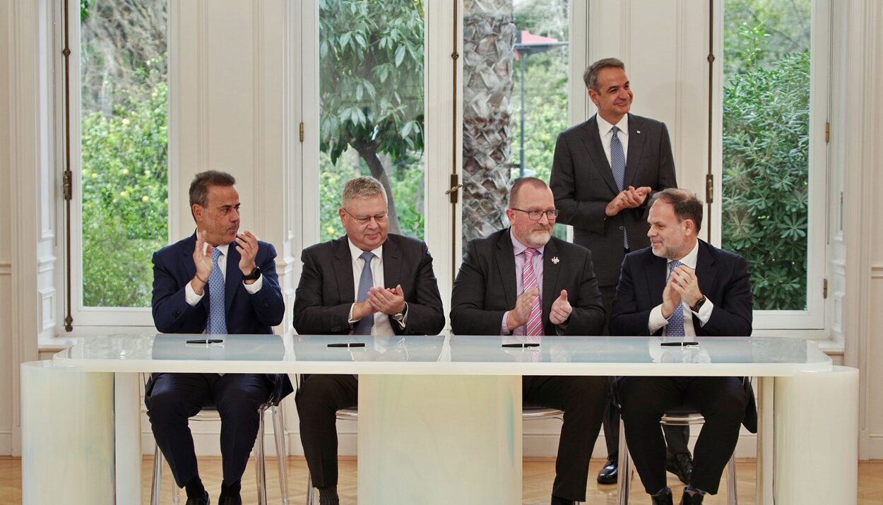 Στιγμιότυπο από την εκδήλωση στο Μέγαρο Μαξίμου για την υπογραφή των συμβάσεων μίσθωσης, παρουσία του Πρωθυπουργού κ. Κυριάκου Μητσοτάκη. Από αριστερά, ο Υπουργός Περιβάλλοντος και Ενέργειας κ. Σταύρος Παπασταύρου, δίπλα του ο Διευθύνων Σύμβουλος της HELLENiQ ENERGY κ. Ανδρέας Σιάμισιης, ο κ. Gavin Lewis, αντιπρόεδρος Global New Ventures της Chevron, ο Διευθύνων Σύμβουλος της ΕΔΕΥΕΠ κ. Αριστοφάνης Στεφάτος © ΔΤ/HELLENIQ ENERGY