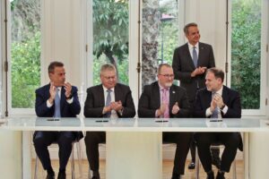 Στιγμιότυπο από την εκδήλωση στο Μέγαρο Μαξίμου για την υπογραφή των συμβάσεων μίσθωσης, παρουσία του Πρωθυπουργού κ. Κυριάκου Μητσοτάκη. Από αριστερά, ο Υπουργός Περιβάλλοντος και Ενέργειας κ. Σταύρος Παπασταύρου, δίπλα του ο Διευθύνων Σύμβουλος της HELLENiQ ENERGY κ. Ανδρέας Σιάμισιης, ο κ. Gavin Lewis, αντιπρόεδρος Global New Ventures της Chevron, ο Διευθύνων Σύμβουλος της ΕΔΕΥΕΠ κ. Αριστοφάνης Στεφάτος © ΔΤ/HELLENIQ ENERGY